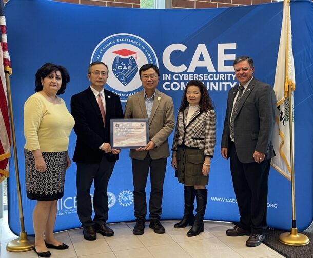 Dr. Hong Qin (second from left), Dr. Mengjun Xie (middle)
