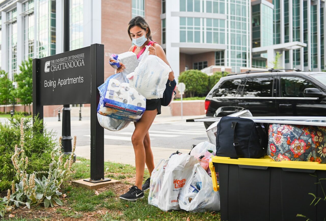 In August, student Gabby Stoneking carries her stuff into Boling Apartments on Move In. Day.