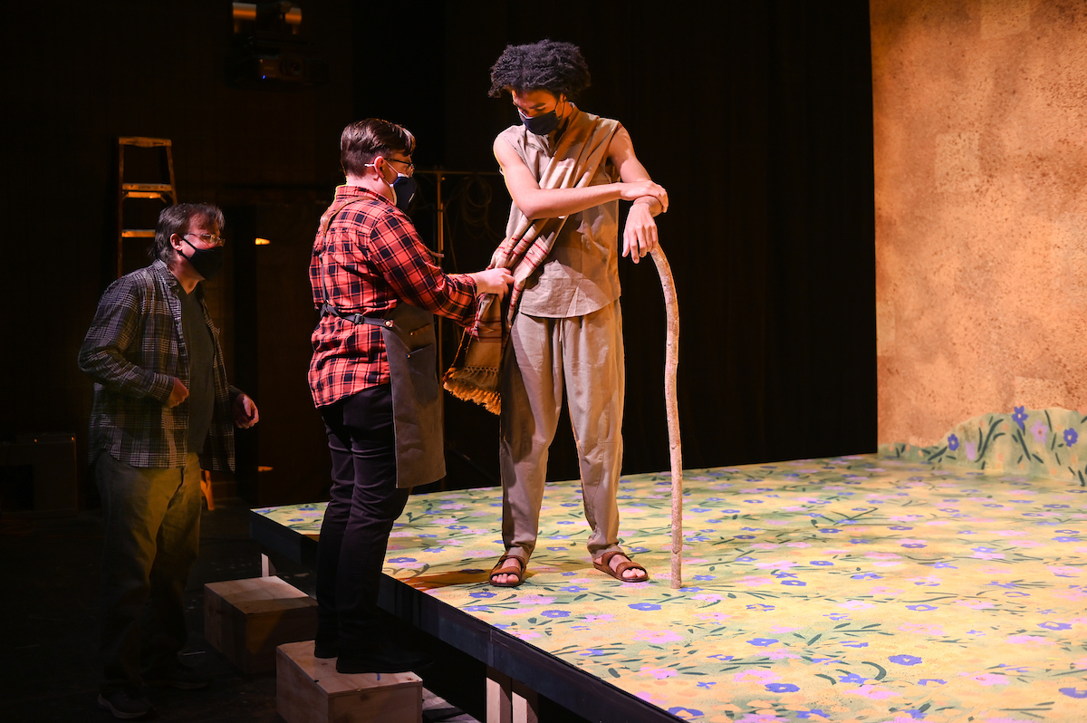 Vaudevillia Yellow is a series of performances inspired by Gustav Klimt's "The Kiss."