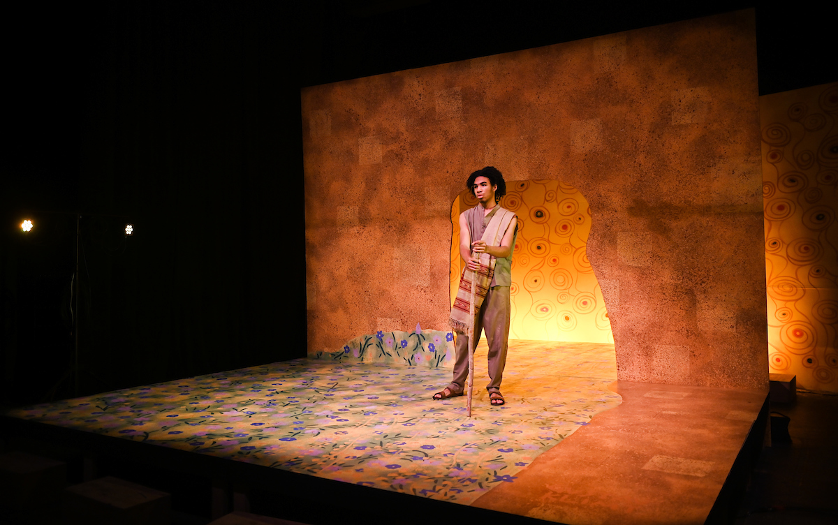 Vaudevillia Yellow is a series of performances inspired by Gustav Klimt's "The Kiss."