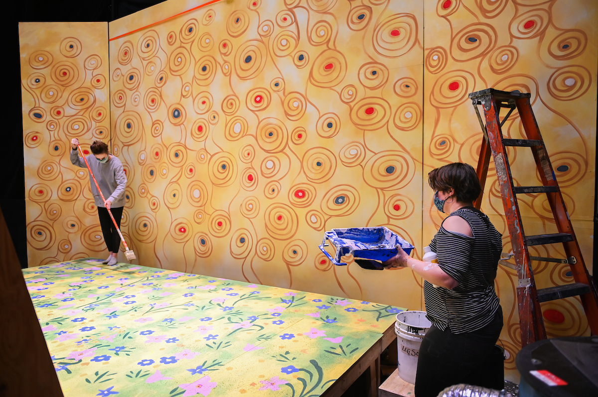 Vaudevillia Yellow is a series of performances inspired by Gustav Klimt's "The Kiss."