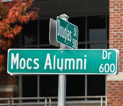 Street sign reading "Mocs Alumni Dr".