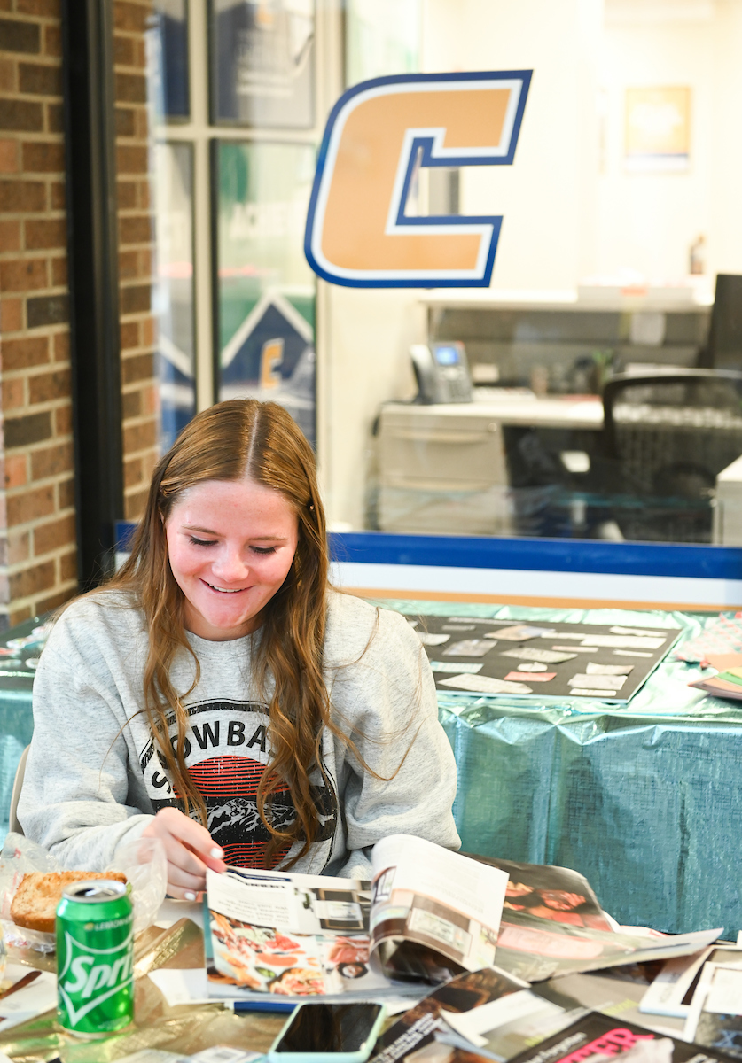 Students take part in Make & Take Vision Board during Winter Welcome.