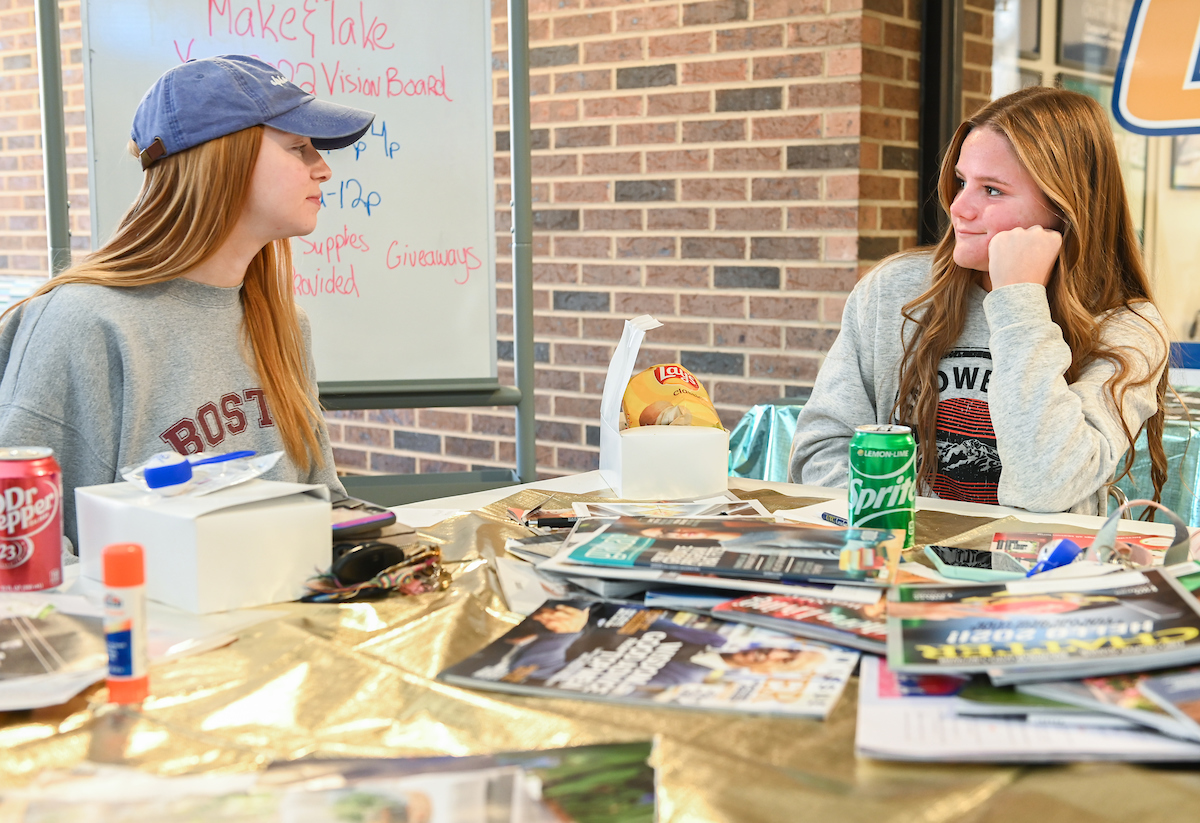Students take part in Make & Take Vision Board during Winter Welcome.