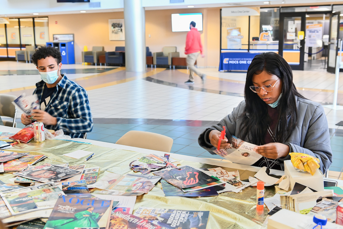 Students take part in Make & Take Vision Board during Winter Welcome.