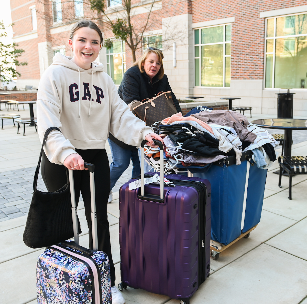 Student Emily Crowley, and mom, Carolyn Crowley, from McKinney, Texas, Move items Friday, Jan. 7, 2022 into West Campus Housing.