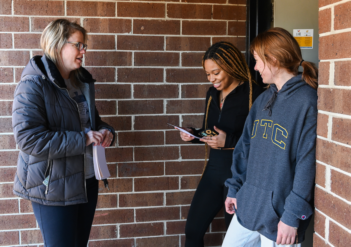 Carling Wilson talks with Tameria McMurty and Linen Cooper, students living in Lockmiller Apartments.