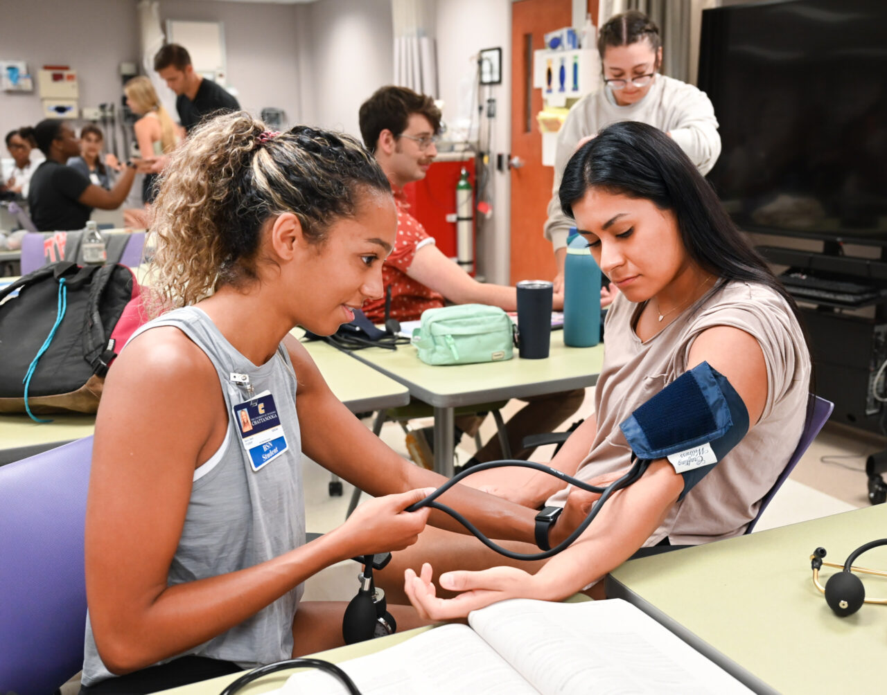ABSN students Sierra Davis, left, and Jasmin Sifuentes during the first day of class on Monday, Aug. 21. Photo by Angela Foster.