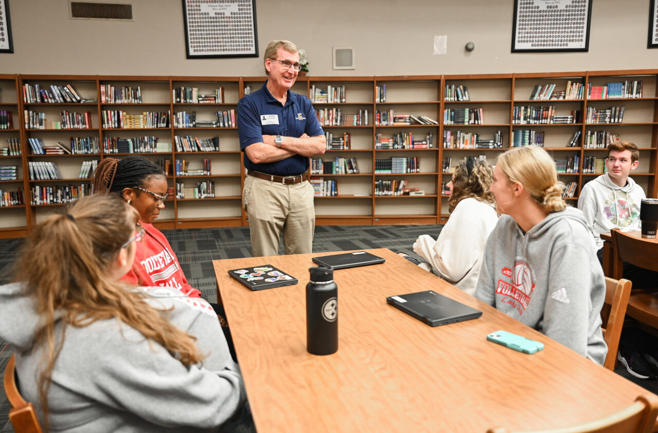 Chancellor Steven Angle talks to Ooltewah High School students Wednesday, Sept. 6, at the UT Promise tour. Photo by Angela Foster.