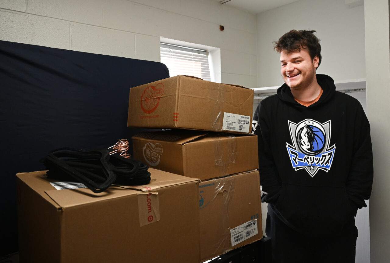 Carter Cownover, a freshman from Memphis moves into his Boling Apartment residence on Friday, Jan. 5. Photo by Angela Foster.