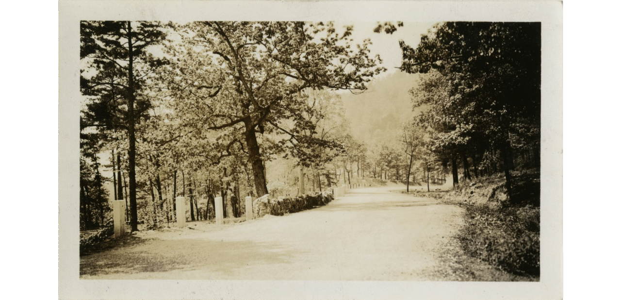 Black-and-white photograph of Ochs Highway descending Lookout Mountain