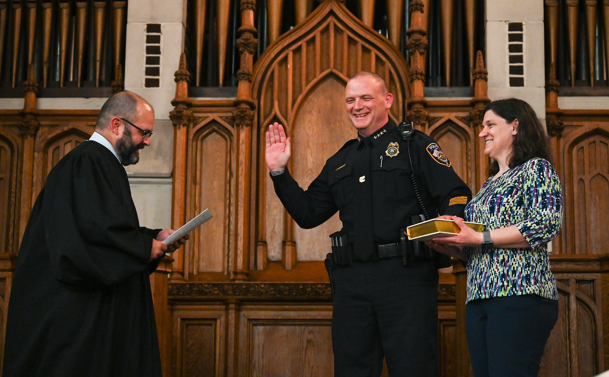 Police Chief Sean O’Brien is sworn in by the Honorable Travis R. McDonough, chief judge of the U.S. District Court for the Eastern District of Tennessee. The bible holder was O’Brien’s wife, Janet. Photo by Noah Camacho.