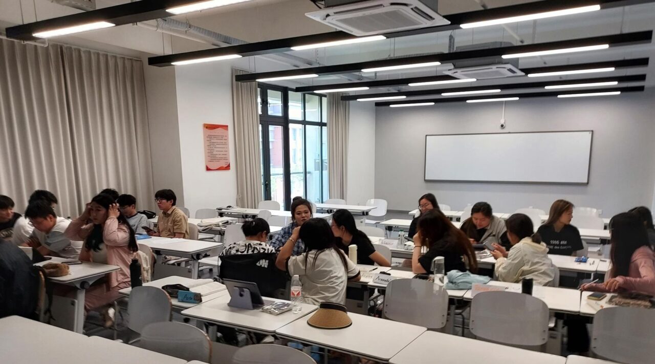 Students in Dr. David Witt's business class at Shanghai Normal University’s Tianhua College (photo courtesy of David Witt).