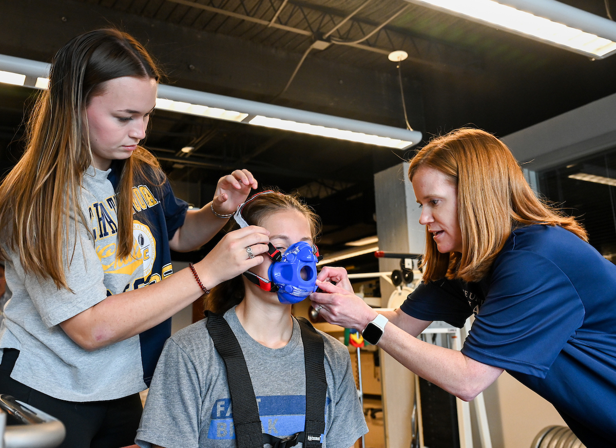 Kara Hamilton and students administer a test in the sports lab Wenesday, Sept.18, 2024 in the Metro. Maddie Wheatcroft, exercise science, on treadmill Alexandra Warner, gray, exercise science Carrie Walden, split design, gradstudent, graduate student, MPH Emma Kate Rosenberger, ivory, exercise science