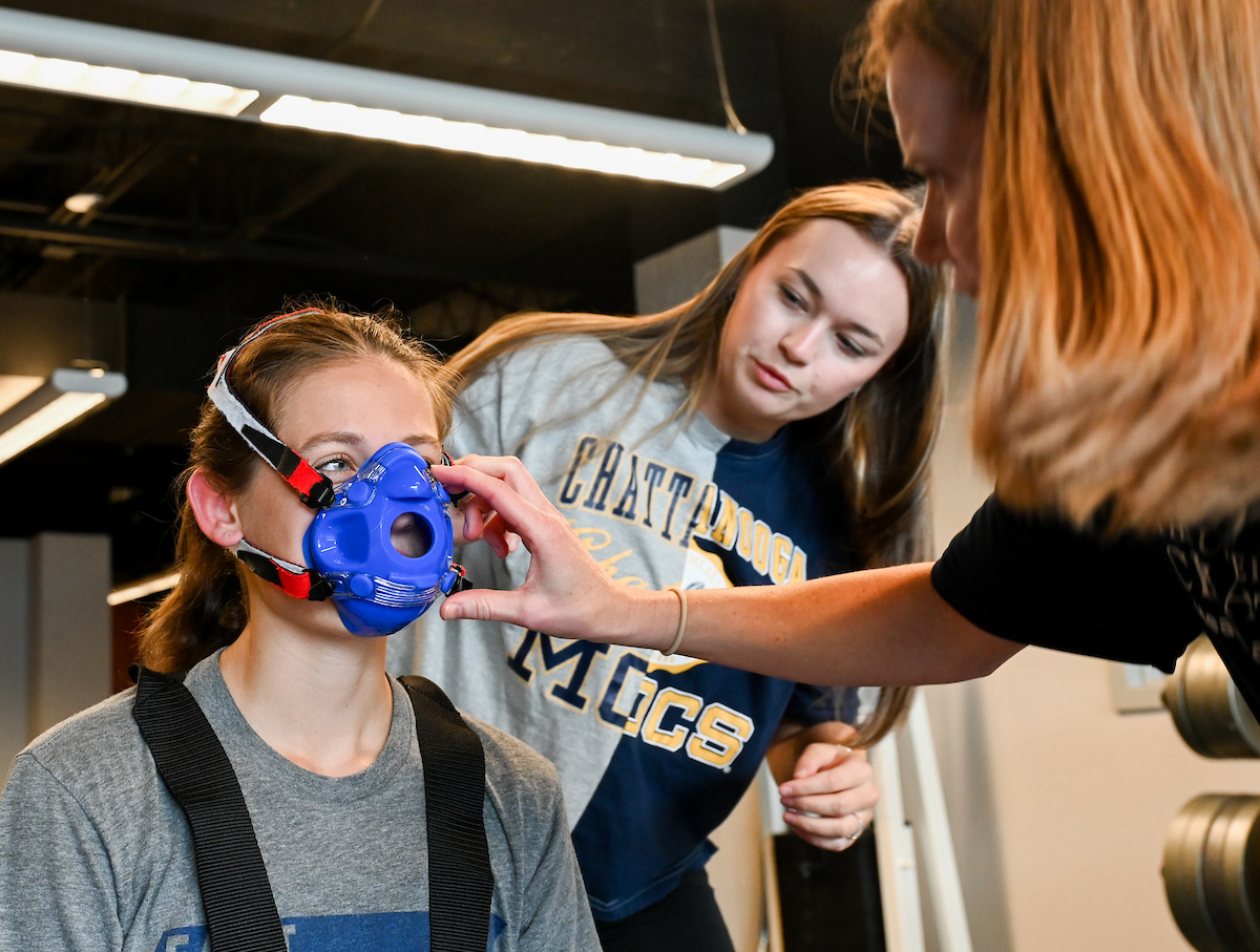 Kara Hamilton and students administer a test in the sports lab Wenesday, Sept.18, 2024 in the Metro. Maddie Wheatcroft, exercise science, on treadmill Alexandra Warner, gray, exercise science Carrie Walden, split design, gradstudent, graduate student, MPH Emma Kate Rosenberger, ivory, exercise science