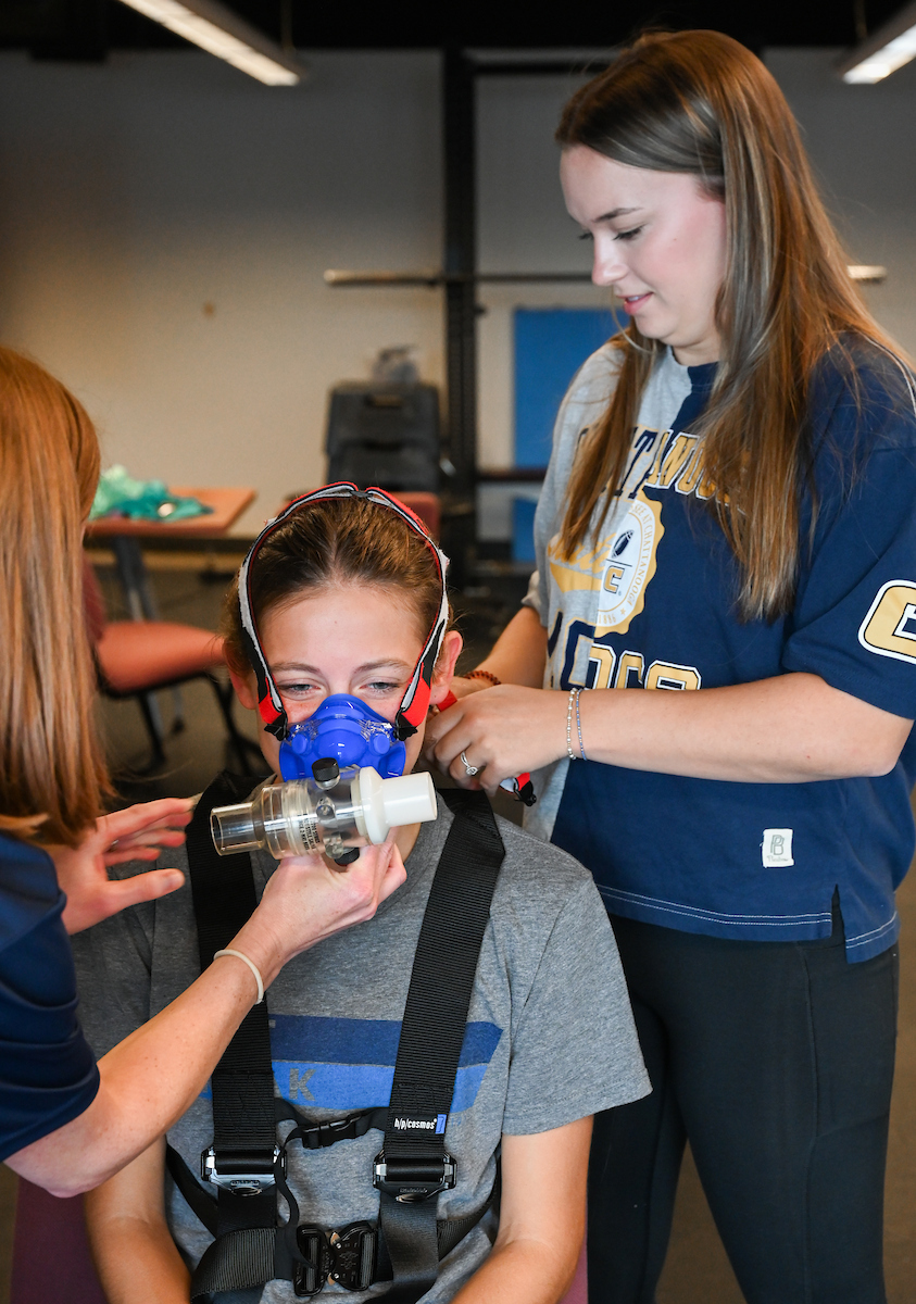 Kara Hamilton and students administer a test in the sports lab Wenesday, Sept.18, 2024 in the Metro. Maddie Wheatcroft, exercise science, on treadmill Alexandra Warner, gray, exercise science Carrie Walden, split design, gradstudent, graduate student, MPH Emma Kate Rosenberger, ivory, exercise science