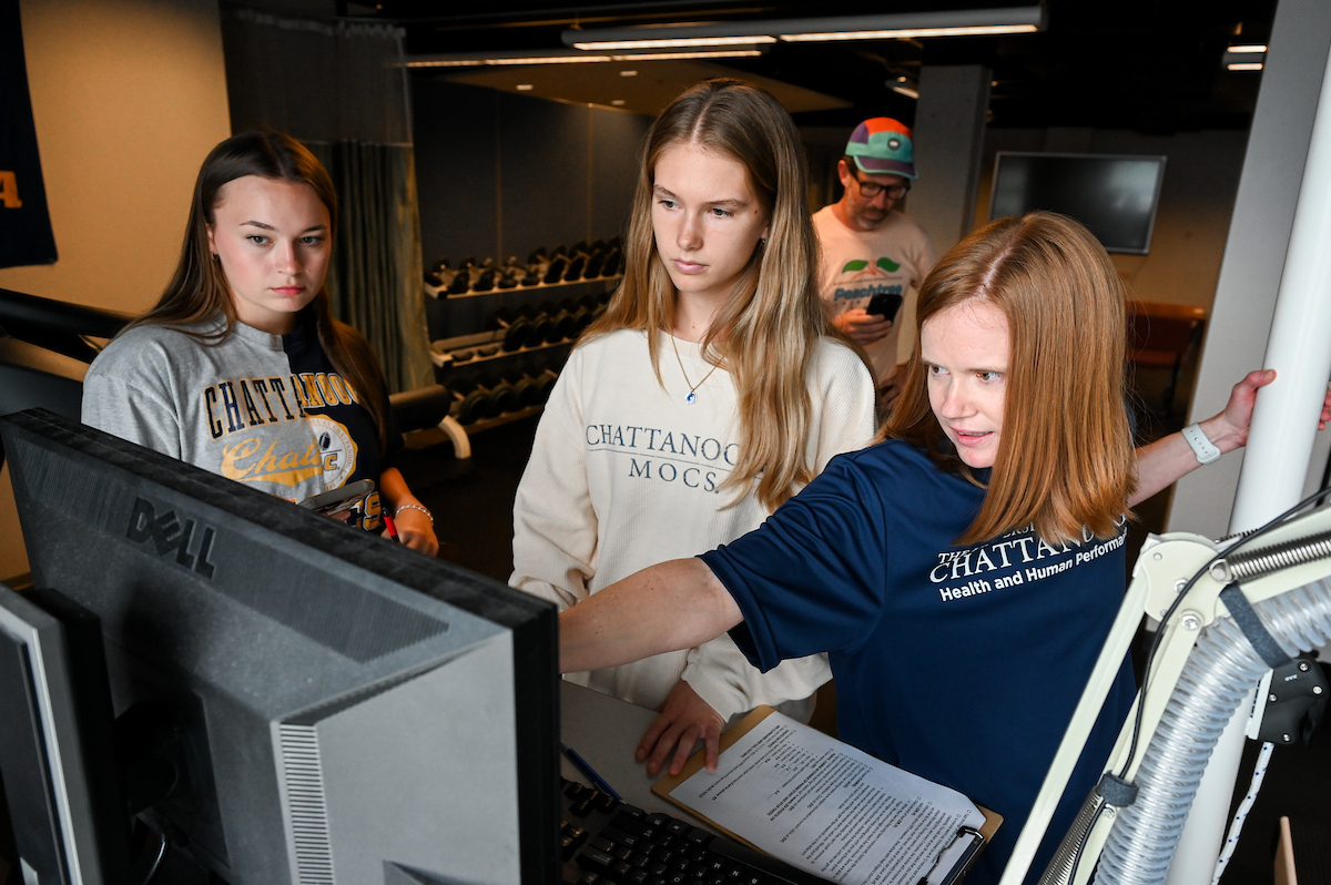 Kara Hamilton and students administer a test in the sports lab Wenesday, Sept.18, 2024 in the Metro. Maddie Wheatcroft, exercise science, on treadmill Alexandra Warner, gray, exercise science Carrie Walden, split design, gradstudent, graduate student, MPH Emma Kate Rosenberger, ivory, exercise science