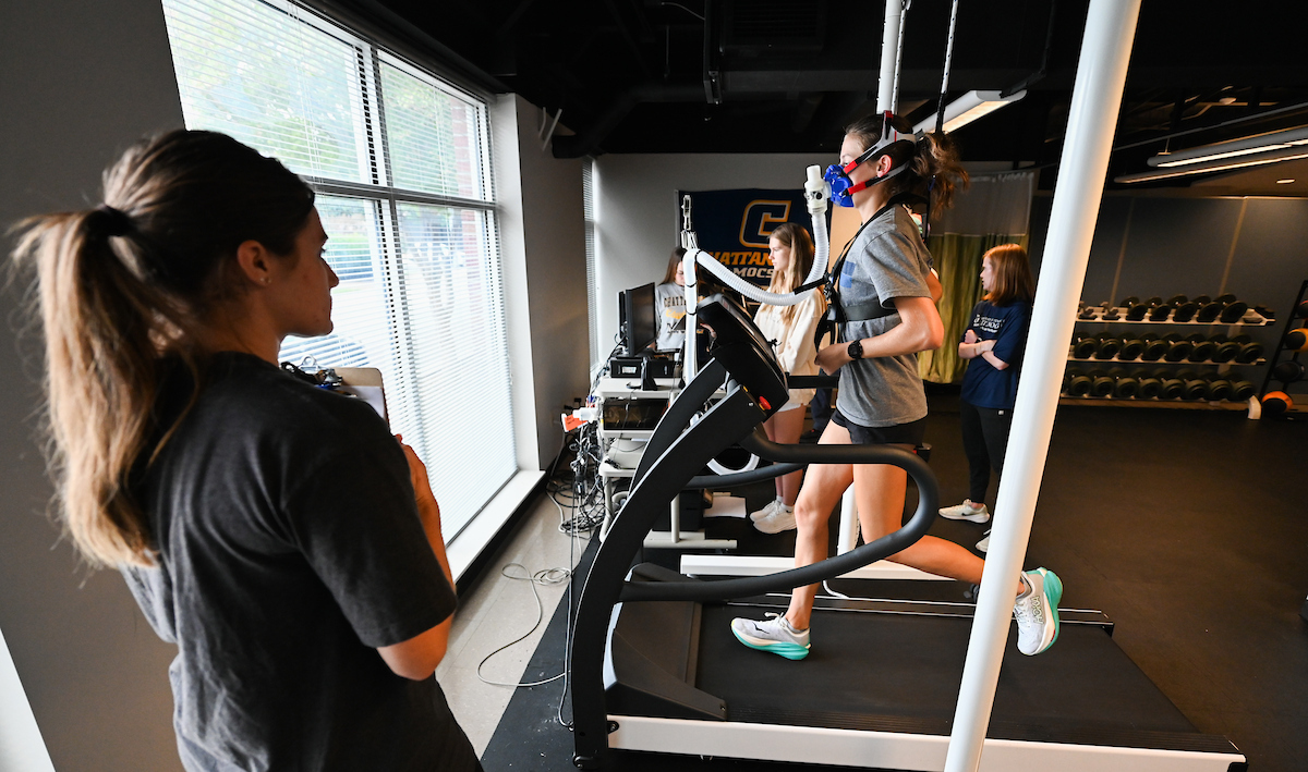 Kara Hamilton and students administer a test in the sports lab Wenesday, Sept.18, 2024 in the Metro. Maddie Wheatcroft, exercise science, on treadmill Alexandra Warner, gray, exercise science Carrie Walden, split design, gradstudent, graduate student, MPH Emma Kate Rosenberger, ivory, exercise science