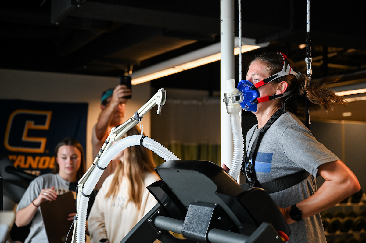 Kara Hamilton and students administer a test in the sports lab Wenesday, Sept.18, 2024 in the Metro. Maddie Wheatcroft, exercise science, on treadmill Alexandra Warner, gray, exercise science Carrie Walden, split design, gradstudent, graduate student, MPH Emma Kate Rosenberger, ivory, exercise science