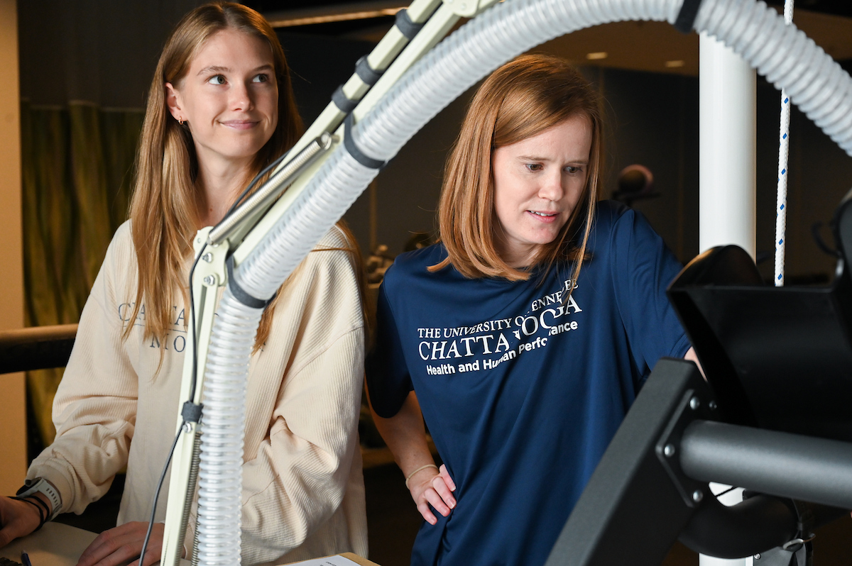 Senior exercise and health sciences major Emma Kate Rosenberger, left, and Dr. Kara Hamilton in the HHP Sports Lab.