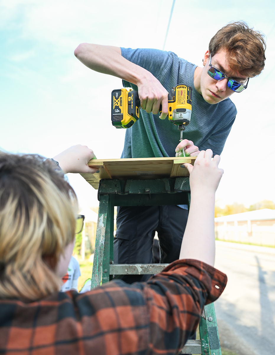 Students in Chandra Ward’s Innovation in Honors class work Monday, Nov. 18, 2024 to put up tactical urbanism traffic calming installations in the Oak Grove neighborhood.