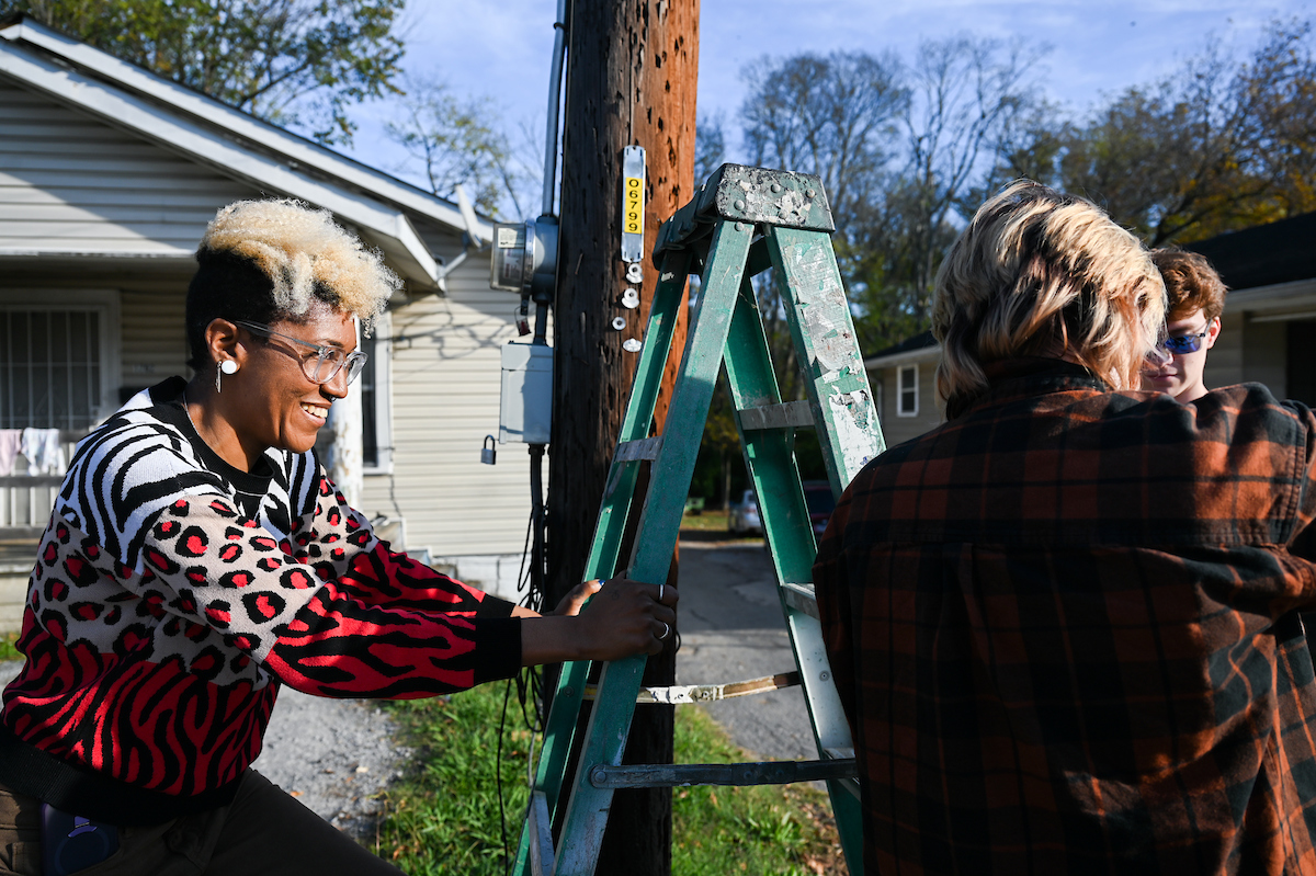 Students in Chandra Ward’s Innovation in Honors class work Monday, Nov. 18, 2024 to put up tactical urbanism traffic calming installations in the Oak Grove neighborhood.