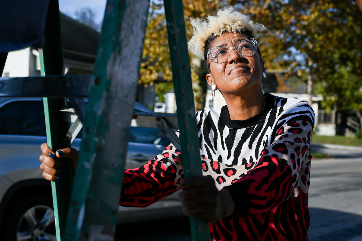 Students in Chandra Ward’s Innovation in Honors class work Monday, Nov. 18, 2024 to put up tactical urbanism traffic calming installations in the Oak Grove neighborhood.