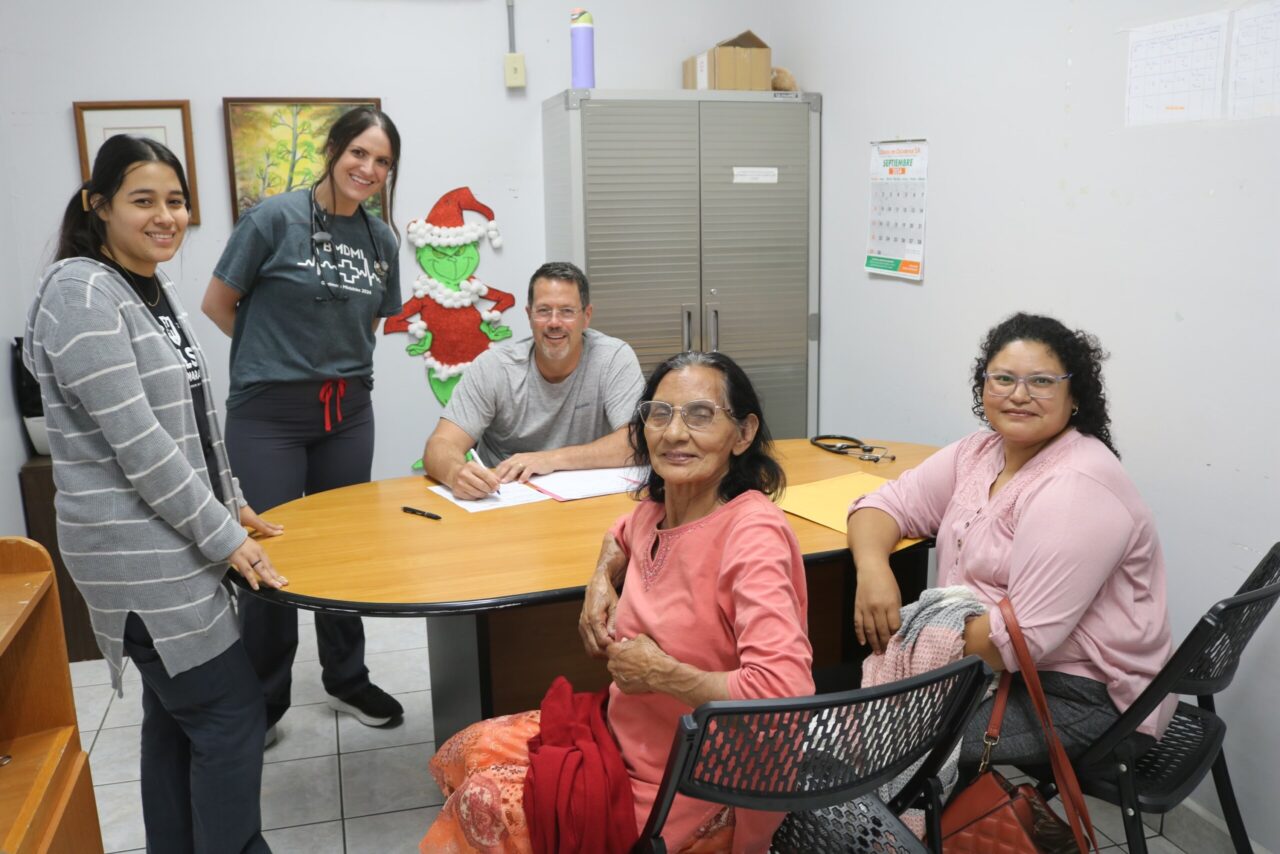 Lauren Evans (second from left) evaluates patients with anesthesiologist Dr. John Tallman.