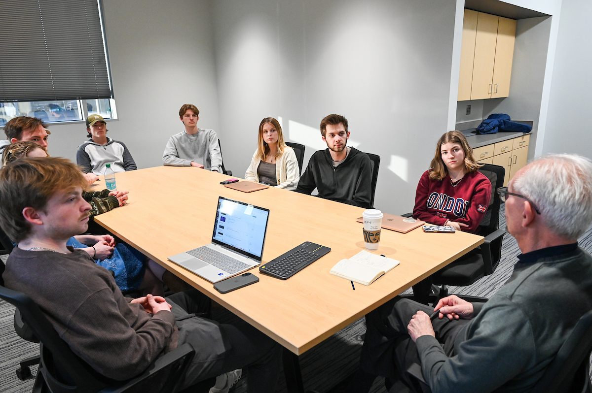 Center of Innovation and Entrepreneurship Director Mike Bradshaw, right, meets with UVI student consultant interns.
