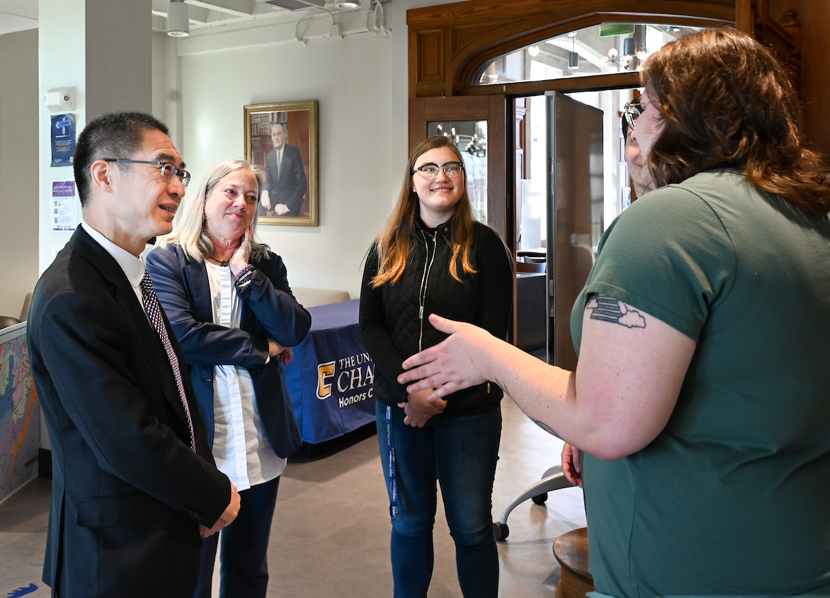 During a recent visit to UTC, alumnus Richard Zhang, left, met with Honors College students and Dean Linda Frost. Photos by Angela Foster.