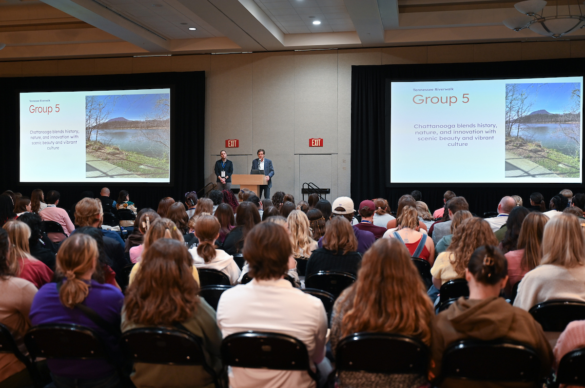 Chattanooga Mayor Tim Kelly discusses the areas of the city explored by honors student groups. Photo by Angela Foster.