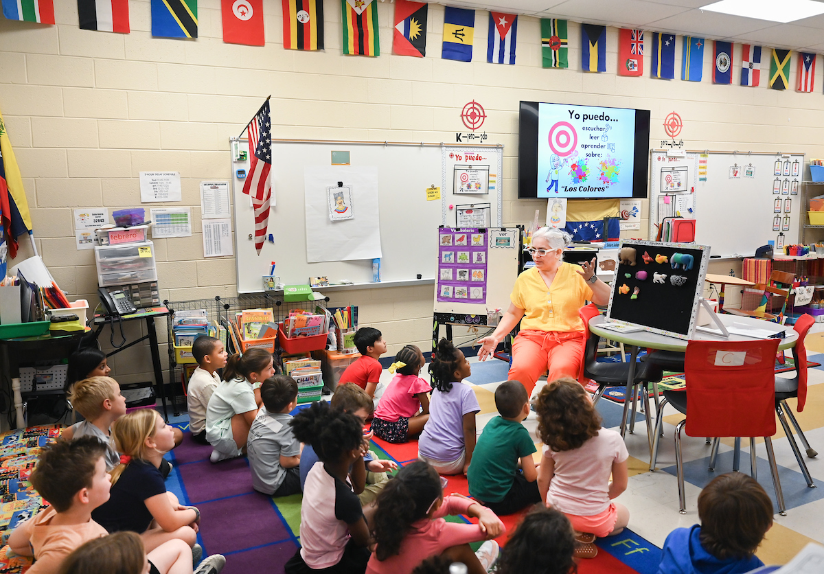 Johanna Gabriela Castillo Pineda teaches class on Monday, Apr. 28, 2025, at East Brainerd Elementary School. Photo by Angela Foster.