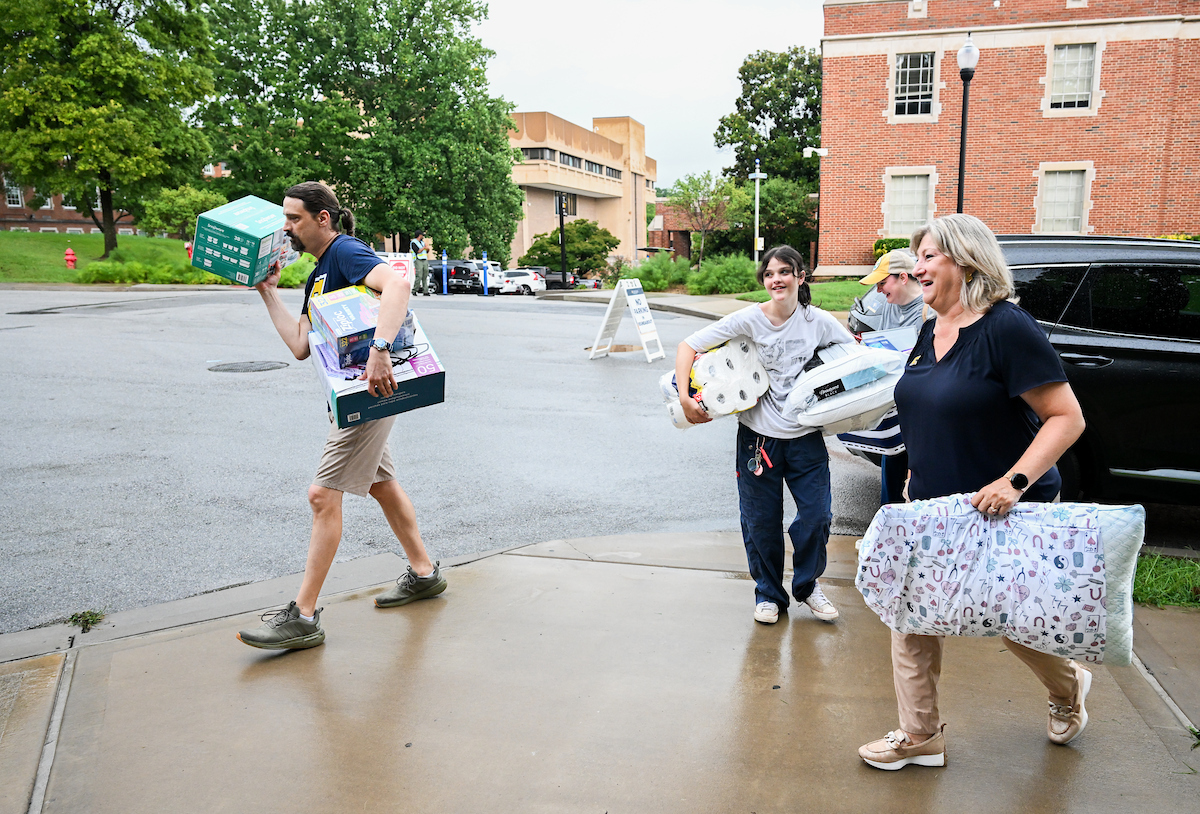 Chancellor Lori Bruce works to help students and their families bring items into housing.