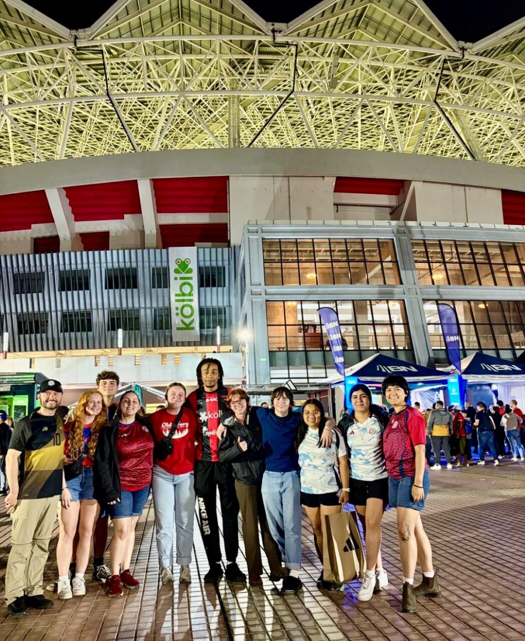 Group of UTC students in front of a building in Costa Rica