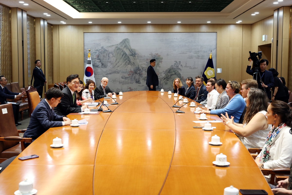 Dr. Irina Khmelko (sky blue cardigan) at a private meeting with members of the South Korean Parliament at a large conference table