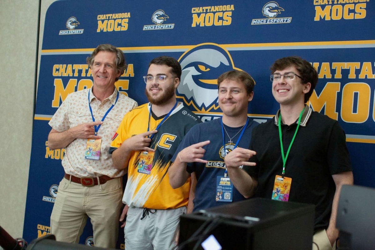 Chattanooga Mayor Tim Kelly and members of the UTC esports team