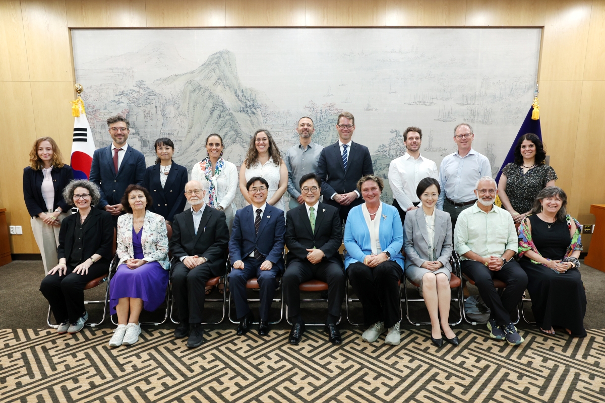 Dr. Irina Khmelko (sky blue cardigan) next to the Speaker of the South Korean Parliament, Woo Won-shik